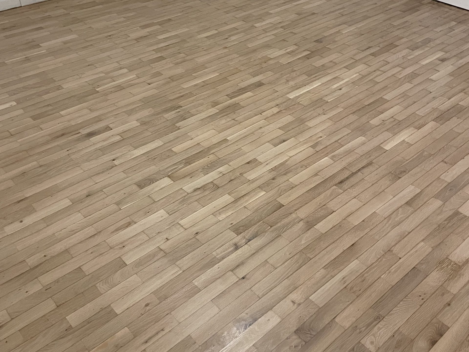 Parquet in rovere levigato e finito con macchina Klindex