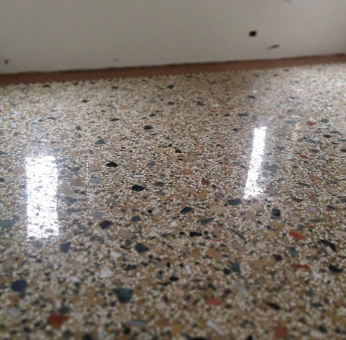 Pavimento industriale in cemento trattato con resina